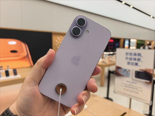 开云电竞:直击iPhone17系列开售：最高溢价700元蓝色不受宠标准版也得加价(图4)