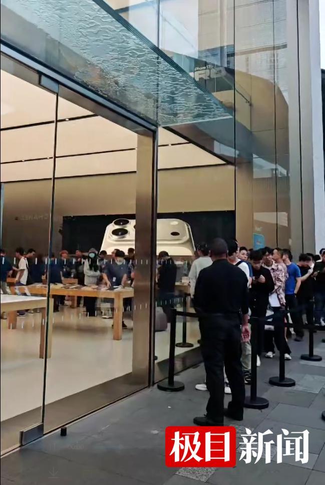 开云电竞:有人5点半排队取iPhone17果粉热情高涨(图2)