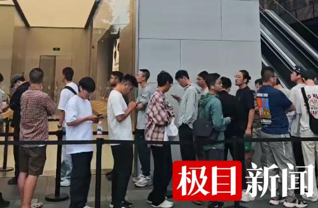开云电竞:有人5点半排队取iPhone17果粉热情高涨(图3)