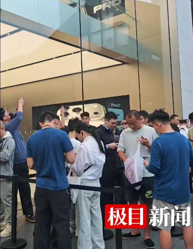 开云电竞:有人5点半排队取iPhone17果粉热情高涨(图4)