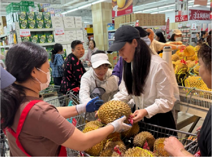 开云电竞app:7天爆卖15万斤榴莲！国庆中秋节前县域消费力在京东折扣超市爆发(图4)