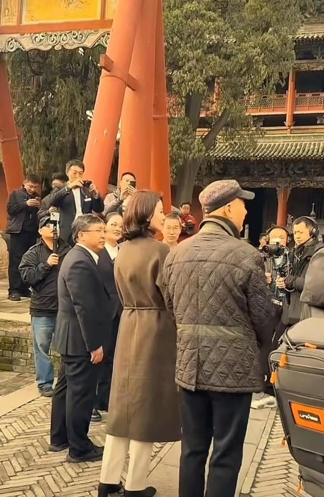 71岁陈佩斯逛关帝庙穿老式棉袄被粉丝围堵合照姿势圈粉无数(图2)