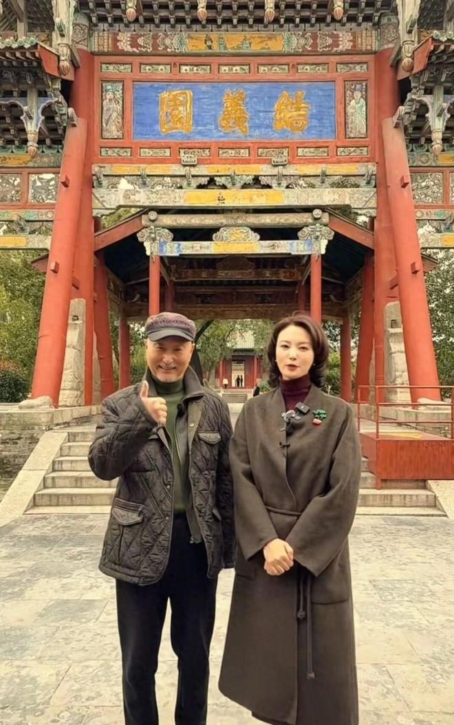 71岁陈佩斯逛关帝庙穿老式棉袄被粉丝围堵合照姿势圈粉无数(图5)