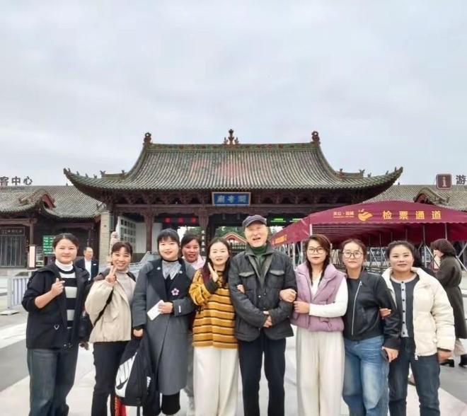 71岁陈佩斯逛关帝庙穿老式棉袄被粉丝围堵合照姿势圈粉无数(图3)