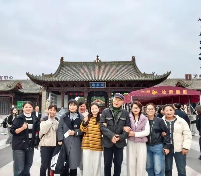 71岁陈佩斯逛关帝庙穿老式棉袄被粉丝围堵合照姿势圈粉无数(图4)