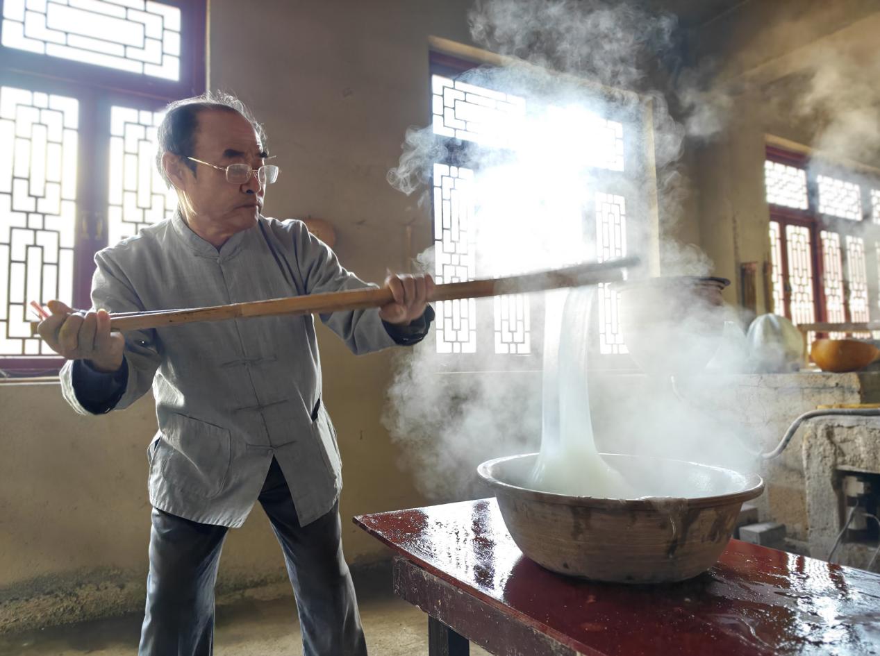 开云电竞入口:行進中國丨根根銀絲變“金絲”(图2)