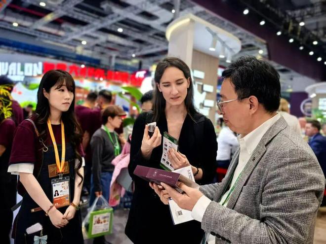 开云电竞:进博会搭台昭通农特产品“圈粉”全球医疗升级“点亮”民生(图6)