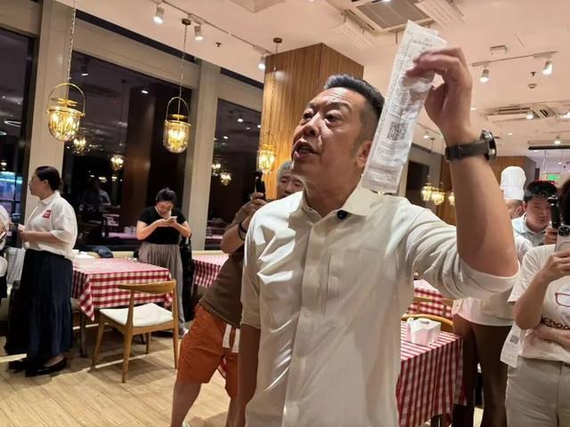 开云电竞:西贝创始人：罗永浩方结账时攒了会员积分走后一小时却说“恶心”明天起全国所有门店上线“罗永浩菜单”(图2)