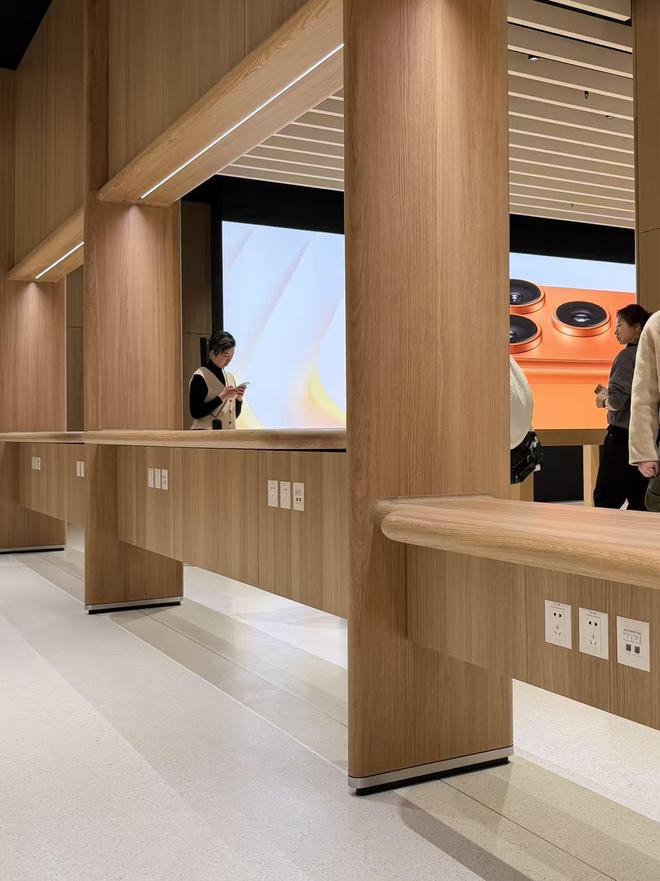 开云电竞:北京荟聚中心的AppleStore开业了人山人海中去感受苹果带来的新细节(图11)