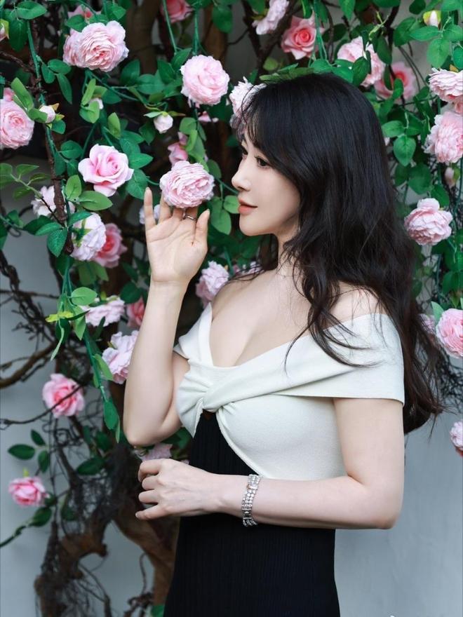开云电竞入口:惊艳!陈紫函如花仙子般冻龄身材曲线让人羡慕!(图2)