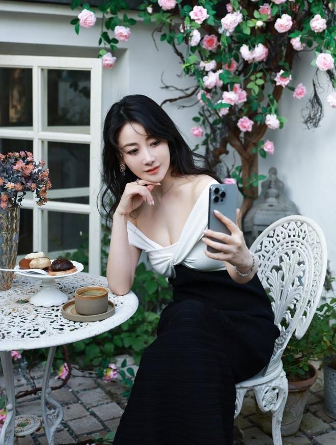 开云电竞入口:惊艳!陈紫函如花仙子般冻龄身材曲线让人羡慕!(图3)