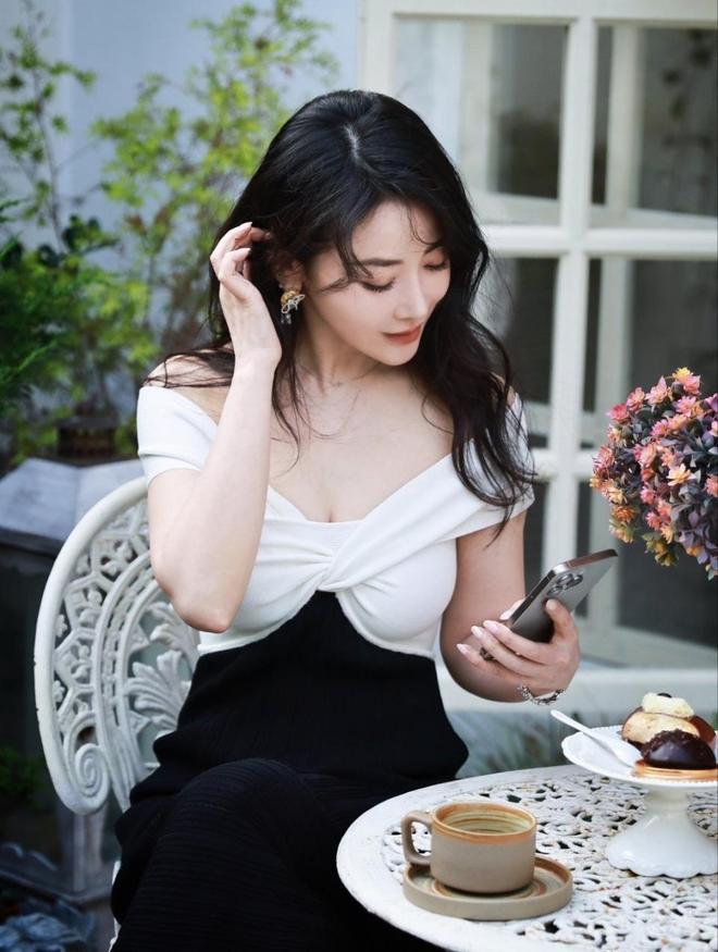 开云电竞入口:惊艳!陈紫函如花仙子般冻龄身材曲线让人羡慕!(图5)