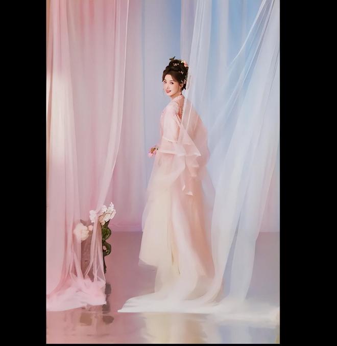 开云电竞网站:卢昱晓粉裙手持花伞眼角含情又纯又欲！(图2)