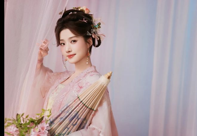 开云电竞网站:卢昱晓粉裙手持花伞眼角含情又纯又欲！(图5)