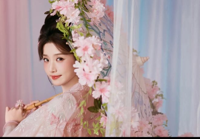 开云电竞网站:卢昱晓粉裙手持花伞眼角含情又纯又欲！(图6)