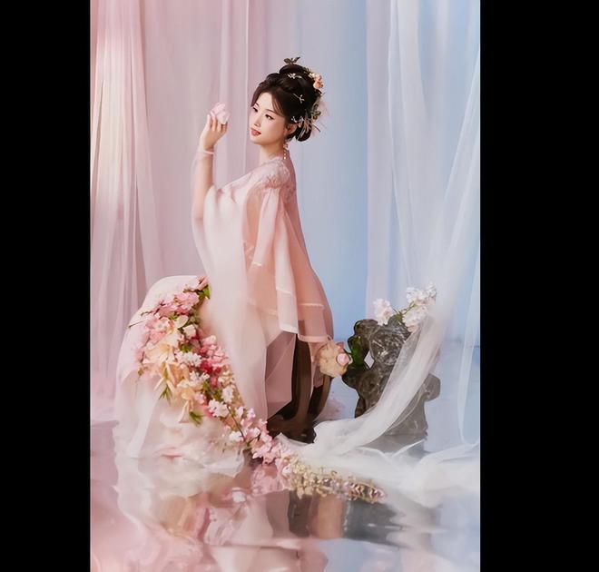 开云电竞网站:卢昱晓粉裙手持花伞眼角含情又纯又欲！(图4)